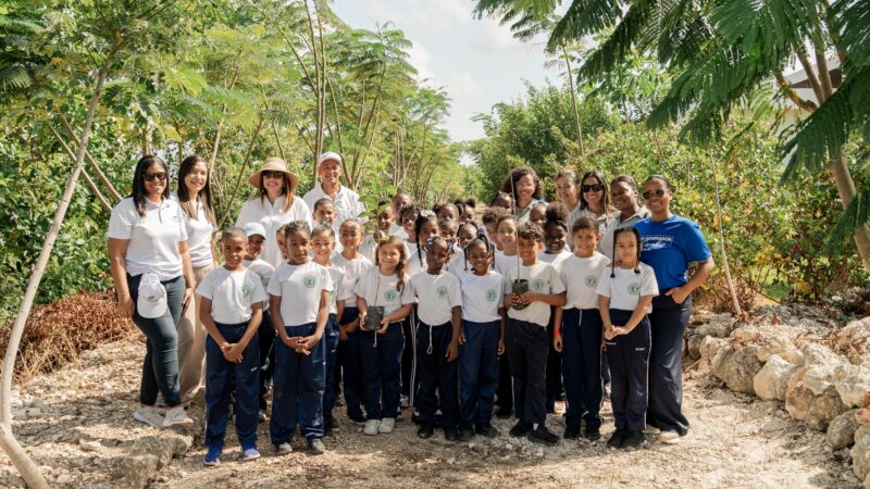 Fundación Paseo del Sendero y Hope Academy siembran árboles nativos y endémicos